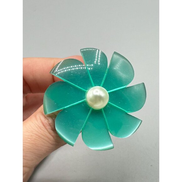 Vintage Green Moonglow Lucite Flower Pin Brooch Green Daisy with Faux Pearl - Picture 7 of 8